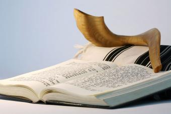 Traditional Yom Kippur Greetings in Hebrew and English