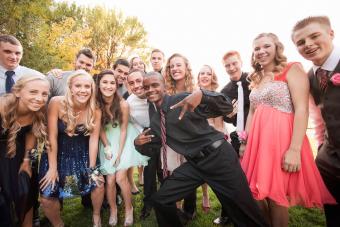 Junior Prom at a Glance: Basics & Tips for a Fantastic Night 