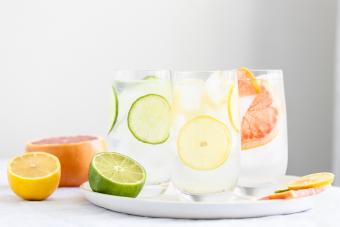9 Sparkling Water Mocktails With Bubbles, Fizz, & Flavor